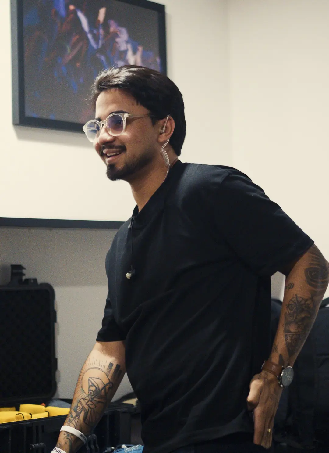 Integrante da equipe sorrindo no camarim antes do espetáculo