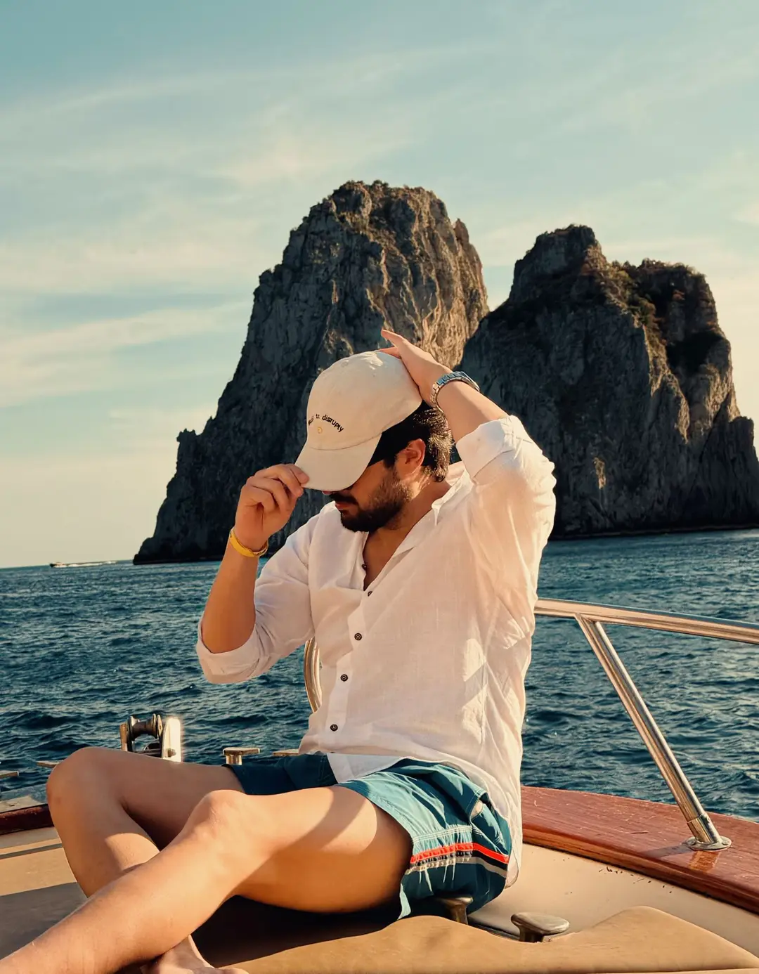 José Lucas no barco diante dos Faraglioni, em Capri, Itália