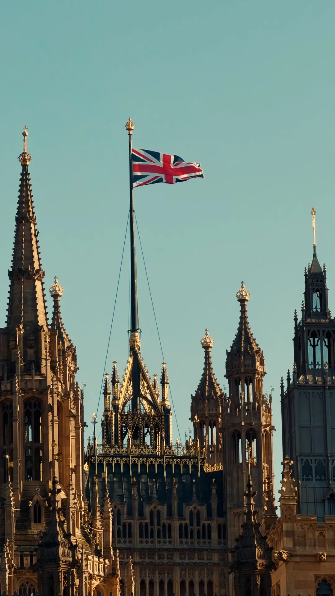 Bandeira do Reino Unido no topo do Parlamento, em Londres
