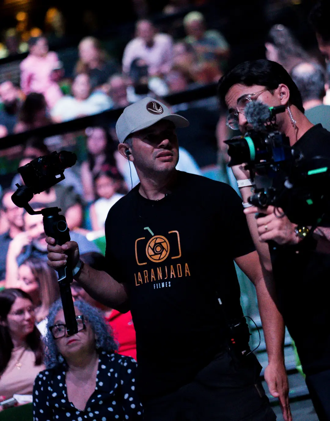Operador de gimbal no meio da plateia lotada